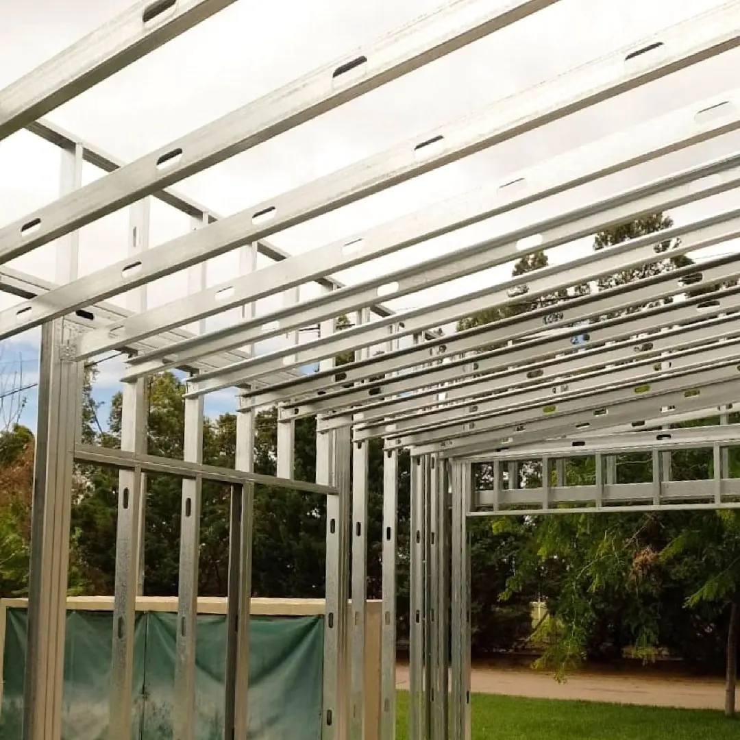 Estructura de perfiles galvanizados de steel framing montada en una ampliación