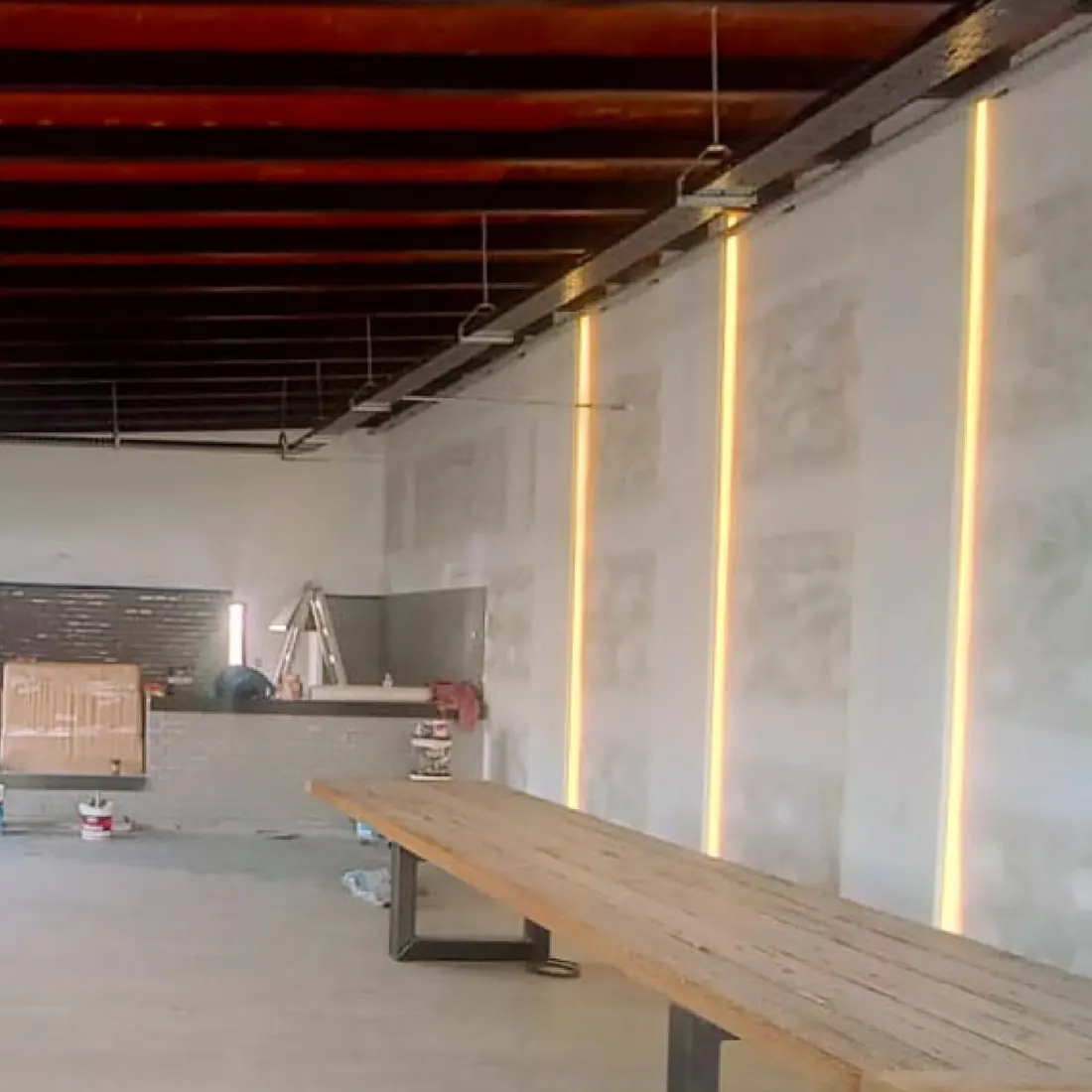 Vista general del local comercial Arias Hnos. durante la obra, con cielorraso e instalaciones