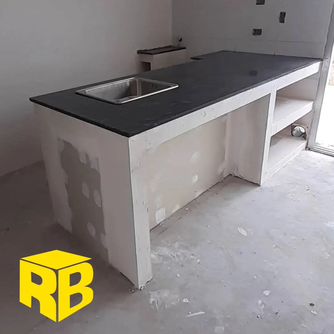 Mesada y amoblamiento de cocina construidos en seco, con placa y terminación masillada