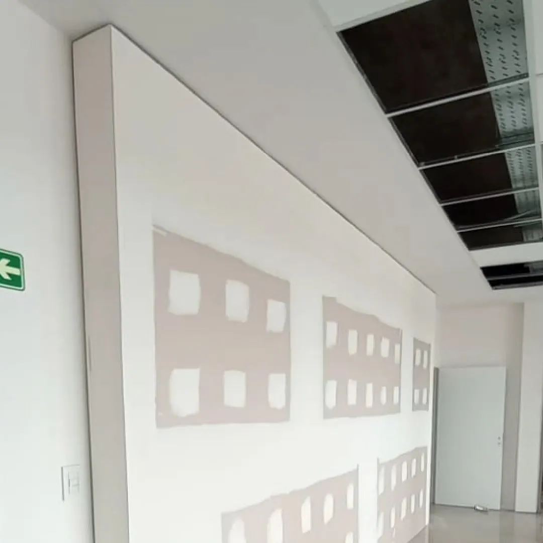 Tabiques de placa de yeso con nichos embutidos, masillados y listos para pintar